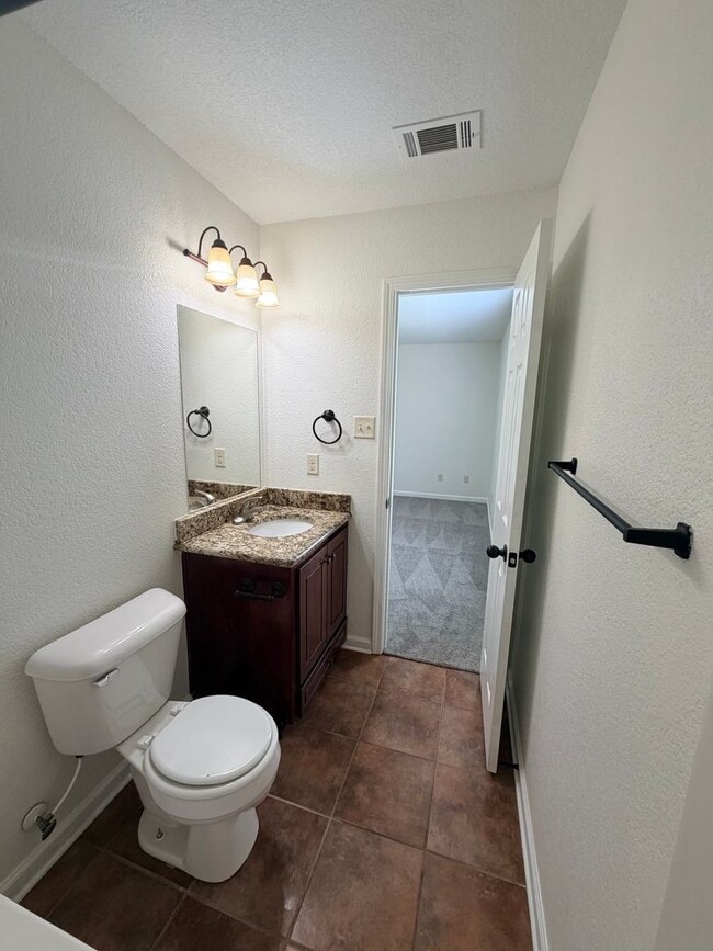 Building Photo - Affordable, Adorable & Move-In Ready!