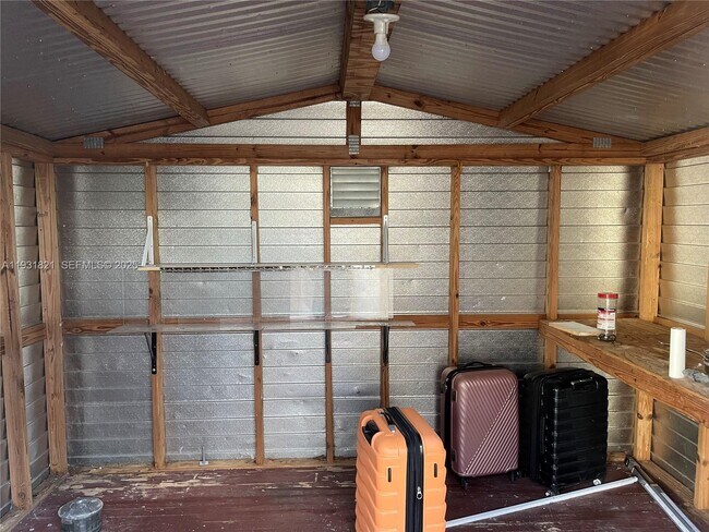 Building Photo - 10840 Westwood Lake Dr