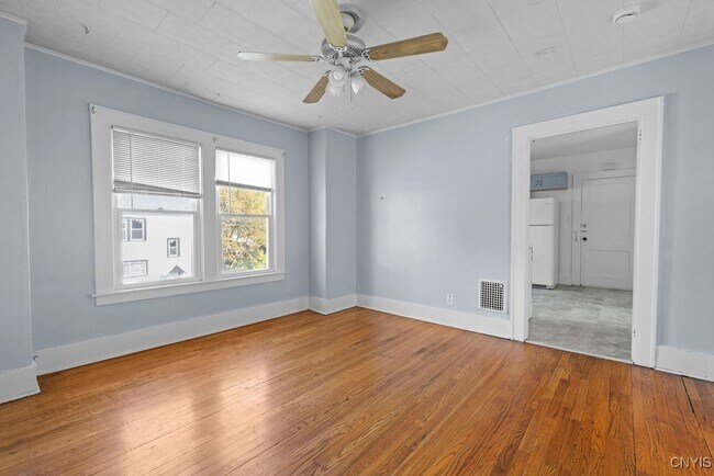 Building Photo - 403 Valley Dr