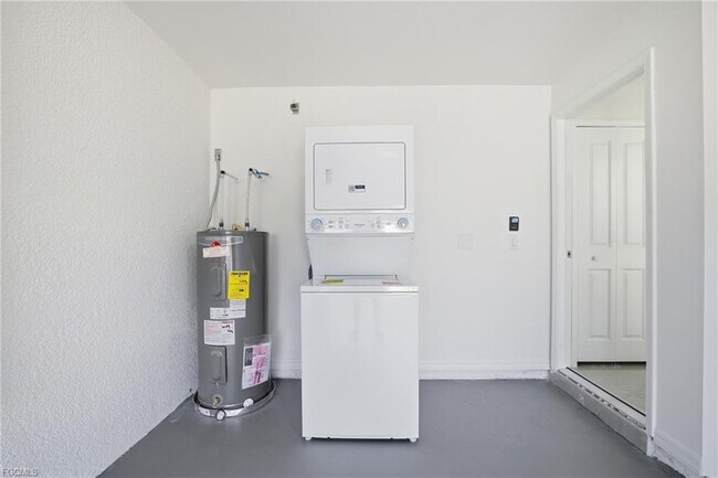 Building Photo - 416 Pinehurst Ave