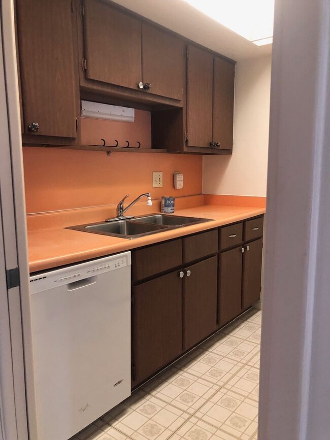 Building Photo - Annual Rental! 1BR/1BA 55+ Condo on the Is...