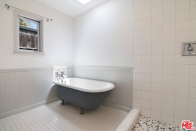 Building Photo - 1159 S Hayworth Ave