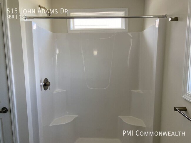 Building Photo - 3 Bed / 3 Bath Townhouse (Available 8/10/23)