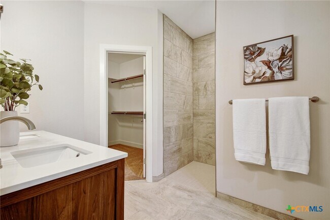 Building Photo - 2109 Meadow View Dr