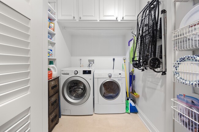 Building Photo - 10 E Delaware Pl