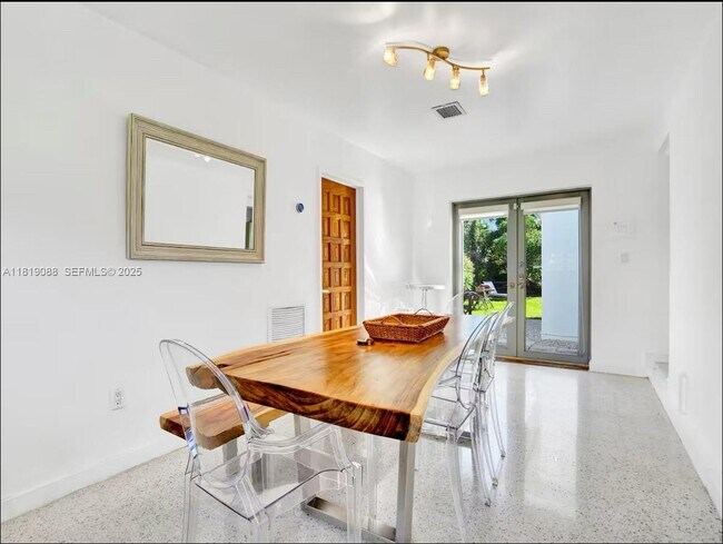 Building Photo - 7537 W Treasure Dr