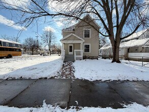 Building Photo - 3 Bedroom Home on NW Side of Grand Rapids