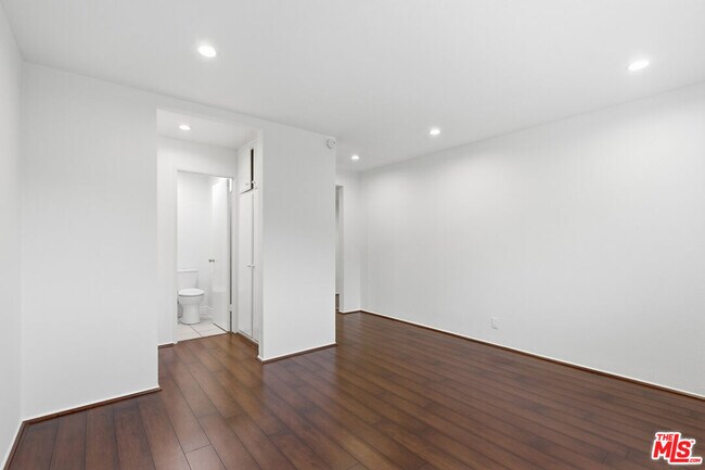 Building Photo - 2940 N Verdugo Rd