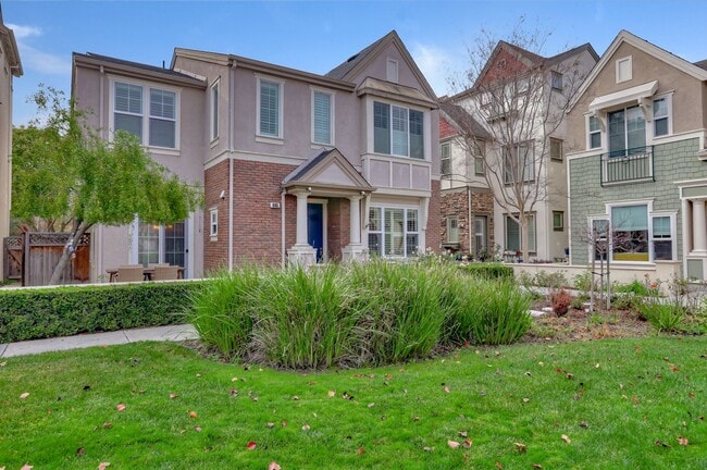 Building Photo - UPGRADED HOME WITH POPULAR FLOOR PLAN ELEG...