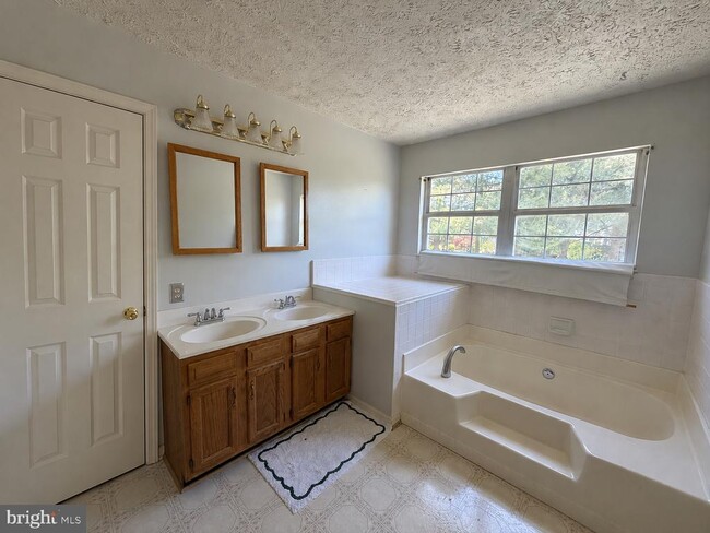 Building Photo - 407 Tamarack Cir