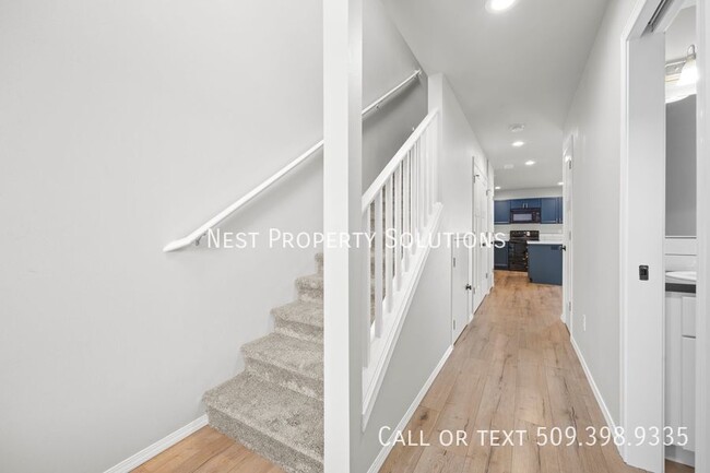 Building Photo - 3 Bed, 2.5 Bath Duplex, WSG and Landscapin...