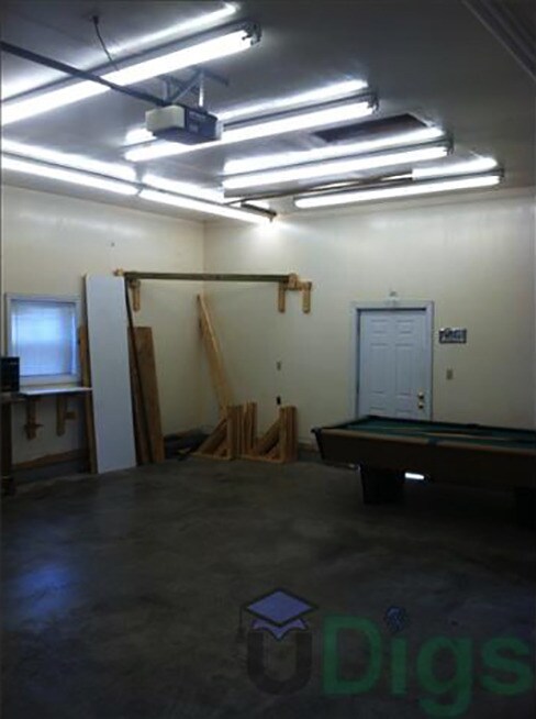 Building Photo - 2-Story House, 4Bed/2Bath, Garage, Washer/Dryer. Pet Friendly