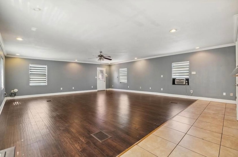 HUGE LIVING ROOM - 2135 Mirabeau Ave