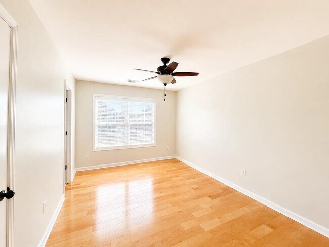 Building Photo - 10 Lynell Pl