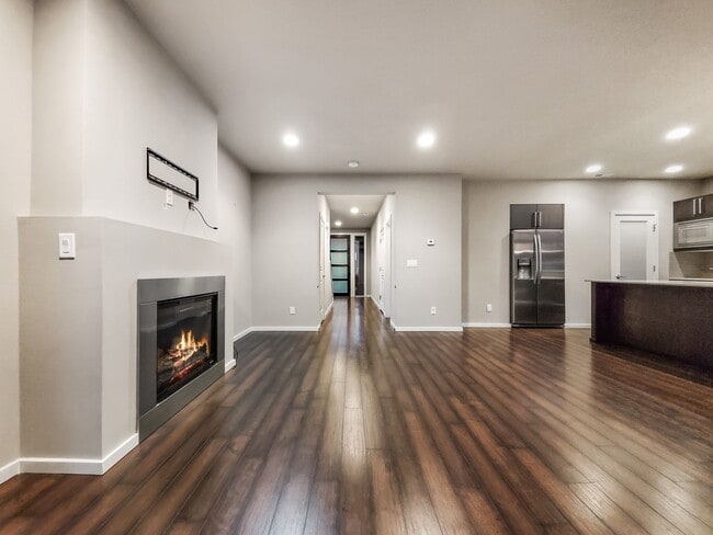 Building Photo - Luxury 2-Story house in private Cul de Sac