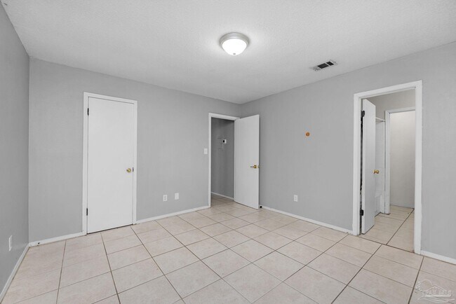 Building Photo - 1555 Green Briar Pkwy