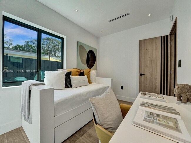 Building Photo - 2066 NE 174th St