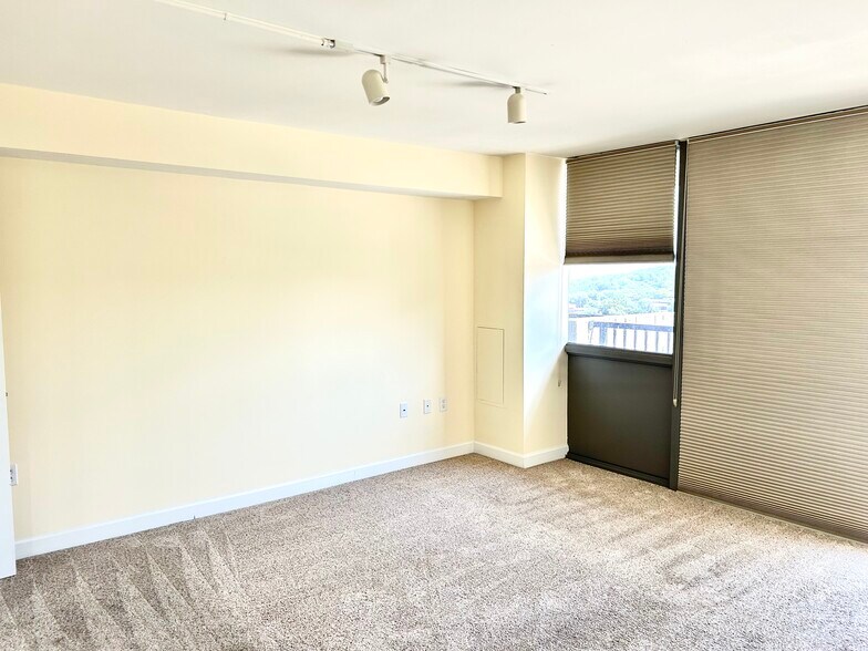 Building Photo - 600 Admiral Blvd