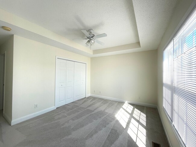 Building Photo - 3 Bedroom, 2.5 Bath Town Home - Large Back...