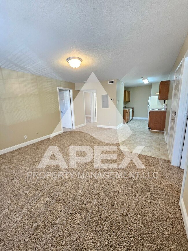 Building Photo - MOVE-IN SPECIAL,NO RENT TIL APRIL 1ST! - AVALON APARTMENT HOMES---NICE 3BD - 1BA Apartment off To...