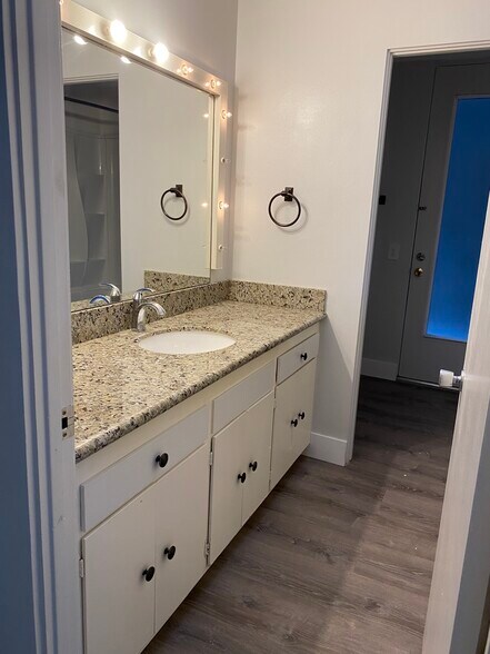 Building Photo - 73951 Shadow Mountain Dr