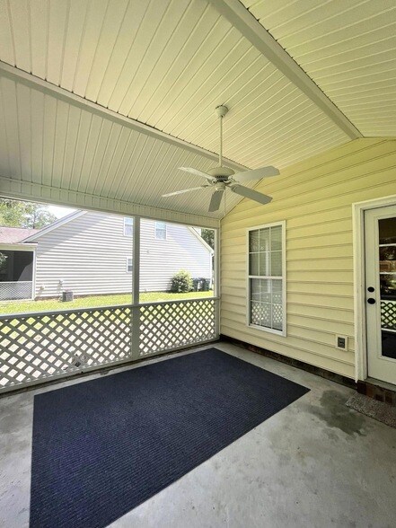 Building Photo - 383 Springview Ln