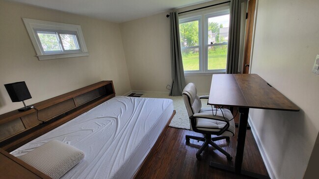 Bedroom 4 - 156 Stoneleigh Ave