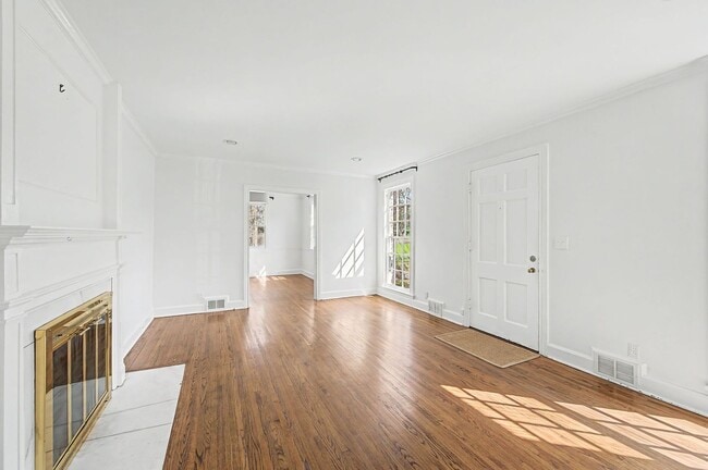 Building Photo - Beautiful 4BD/3.5BA home in the heart of Green Hills.