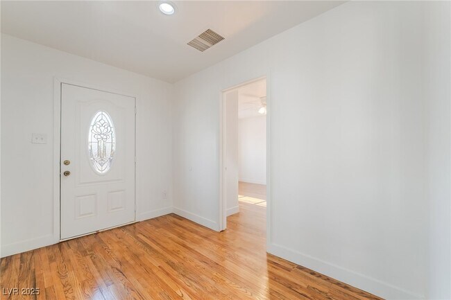 Building Photo - 1054 E Hassett Ave