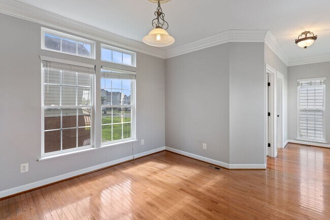 Building Photo - Spacious Home in Port Potomac