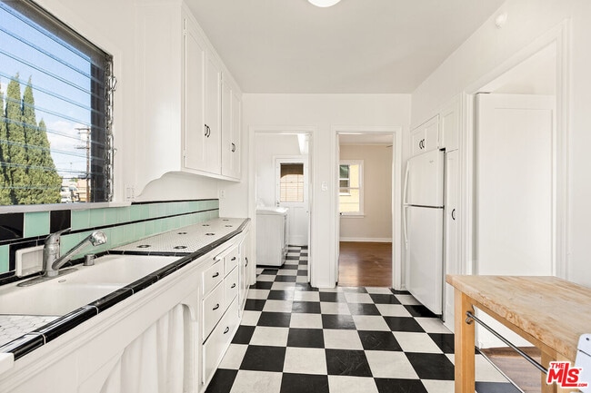 Building Photo - 10615 Ayres Ave