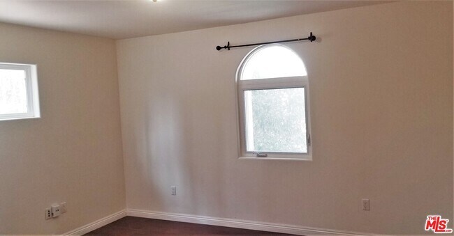 Building Photo - 4915 Densmore Ave