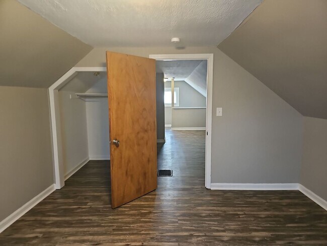 Building Photo - **$1000 Deposit Special** 4539 Mayhew Ave ...