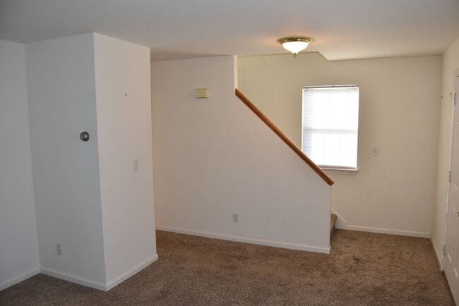 Building Photo - End Row Townhome w/ Garage