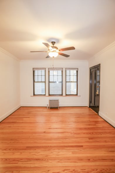 Building Photo - 2217 W Montrose Ave