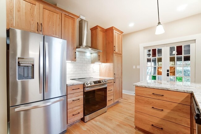 Building Photo - 557 S Grant Ave