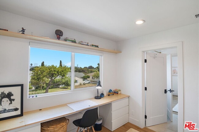 Building Photo - 5664 Coliseum St