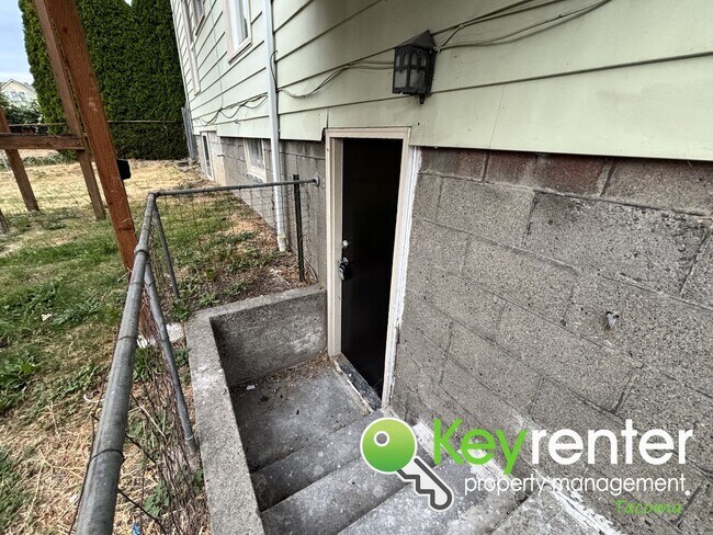 Building Photo - Cozy & Private 2Bed/1Bath Apartment with S...