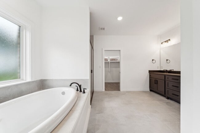 Building Photo - Spacious Home Minutes from Aspen Creek Elementary & Elam Park!