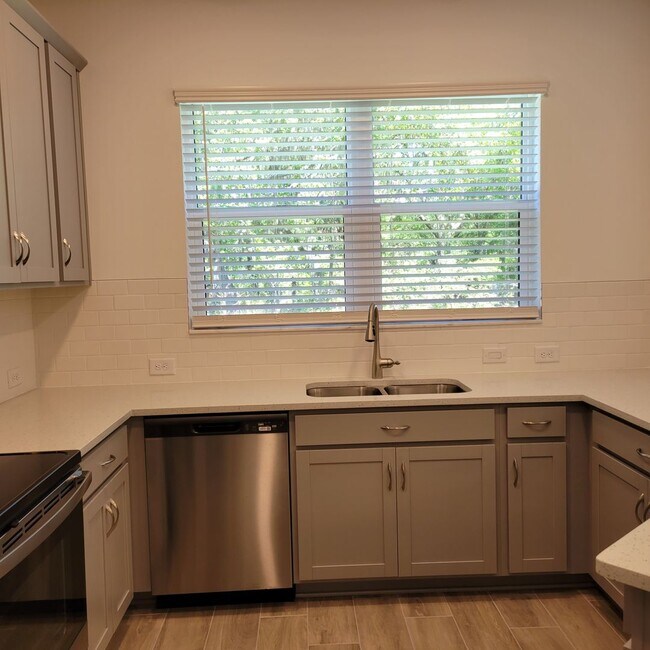 Building Photo - Annual UNfurnished almost BRAND NEW townhome just south of University and Lockwood Ridge!