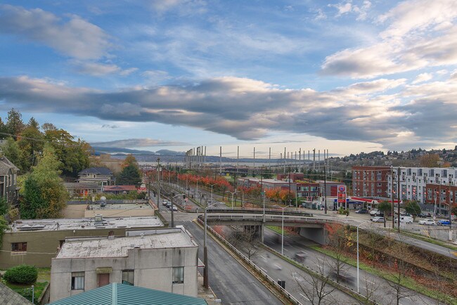 Building Photo - 3232 15th Ave W