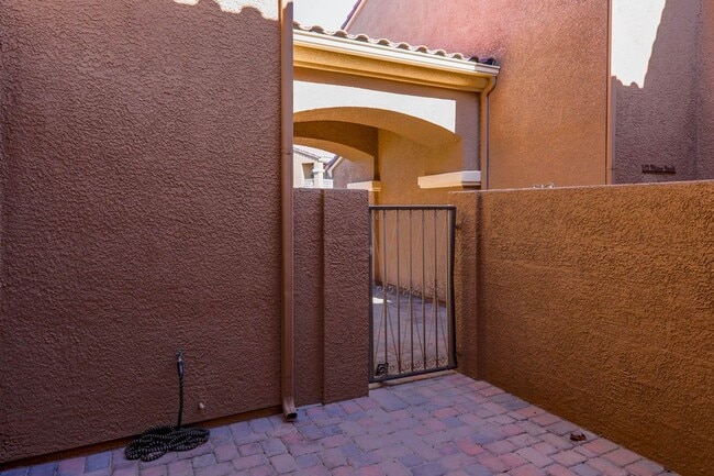 Building Photo - Painted Desert Golf Community Townhome