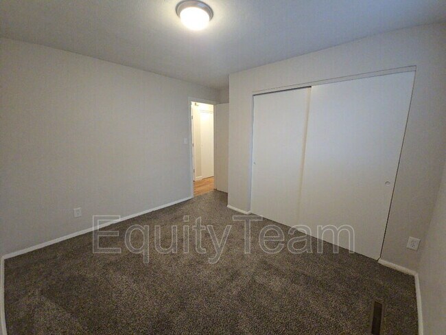 Building Photo - 204 N 10th St