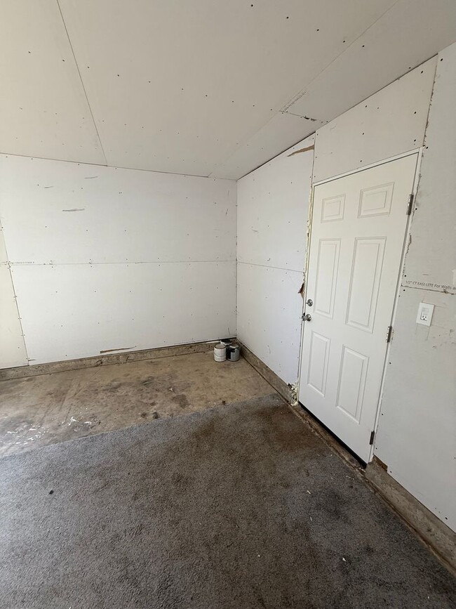 Building Photo - Updated 3+ Bedroom 2 Bath House with Large Fenced In Yard