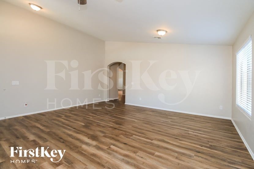 Building Photo - 1417 E Jeanne Ln