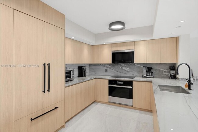 Building Photo - 1800 Sunset Harbour Dr