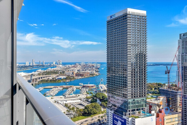 Building Photo - 601 NE 1st Ave