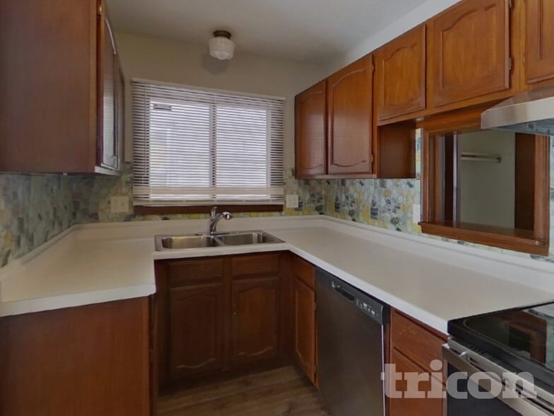 Building Photo - 1000 Concordia Ave