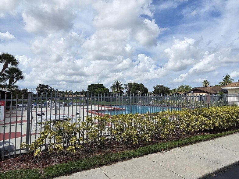 Building Photo - 9430 S Meadows Cir