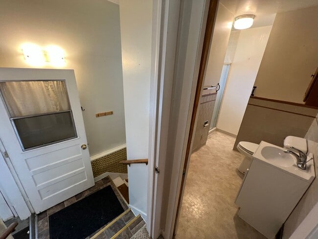 Building Photo - 429 E Pine St